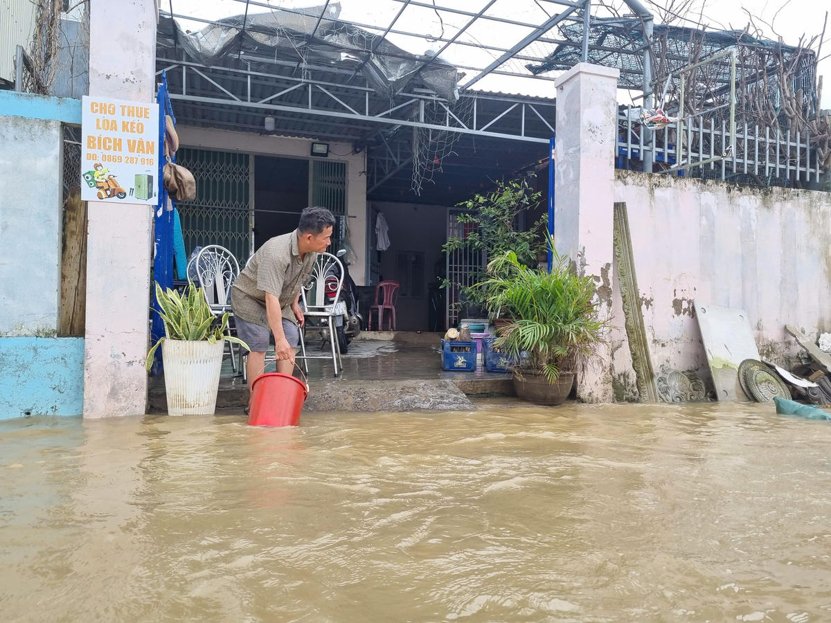 Ông Nguyễn Thanh Tuấn dọn dẹp nhà cửa sau khi nước rút. Ảnh: CV.