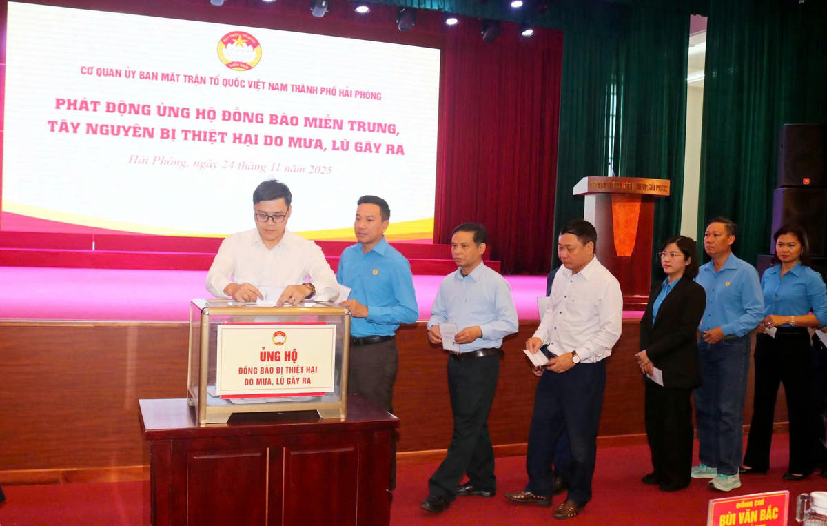 Cán bộ, công chức, người lao động cơ quan tham gia ủng hộ tại Hội nghị. Ảnh: PT.&nbsp;