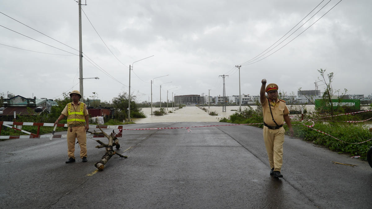 Lực lượng chức năng tỉnh Gia Lai chốt chặn không cho phương tiện đi vào đường ngập nước. Ảnh: CV.