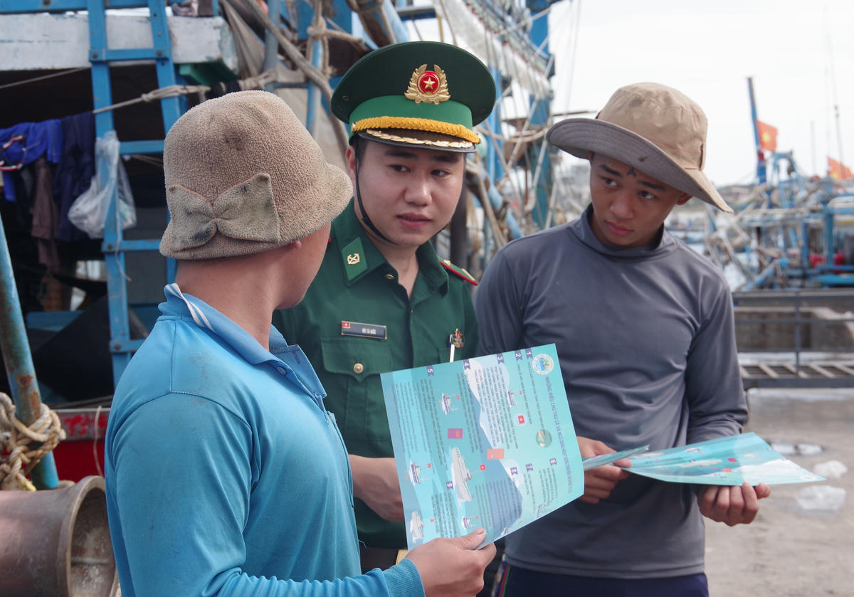 Phát tờ rơi tuyên truyền về công tác phòng, chống khai thác IUU cho ngư dân tại các khu vực công cộng, cảng cá, bến, bãi. Ảnh: Văn Danh.