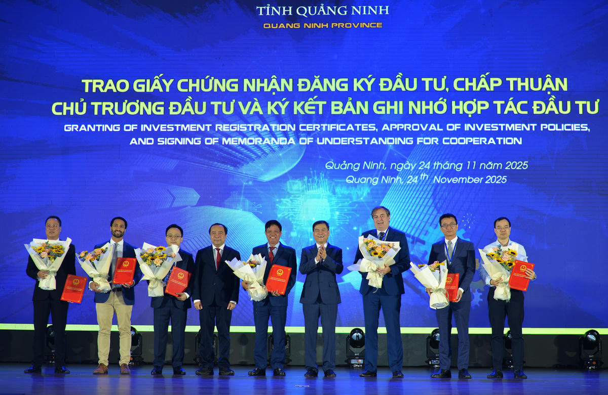 Chủ tịch UBND tỉnh Quảng Ninh Bùi Văn Khắng trao Quyết định chấp thuận chủ trương đầu tư, chứng nhận đăng ký đầu tư cho 7 dự án "triệu đô". Ảnh: Ngọc Anh.