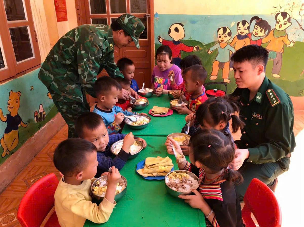 Luôn trăn trở cùng đồng đội hun đúc và hiện thực hóa những hành động ươm mầm, nuôi dưỡng những "mầm xanh". Ảnh: NVCC