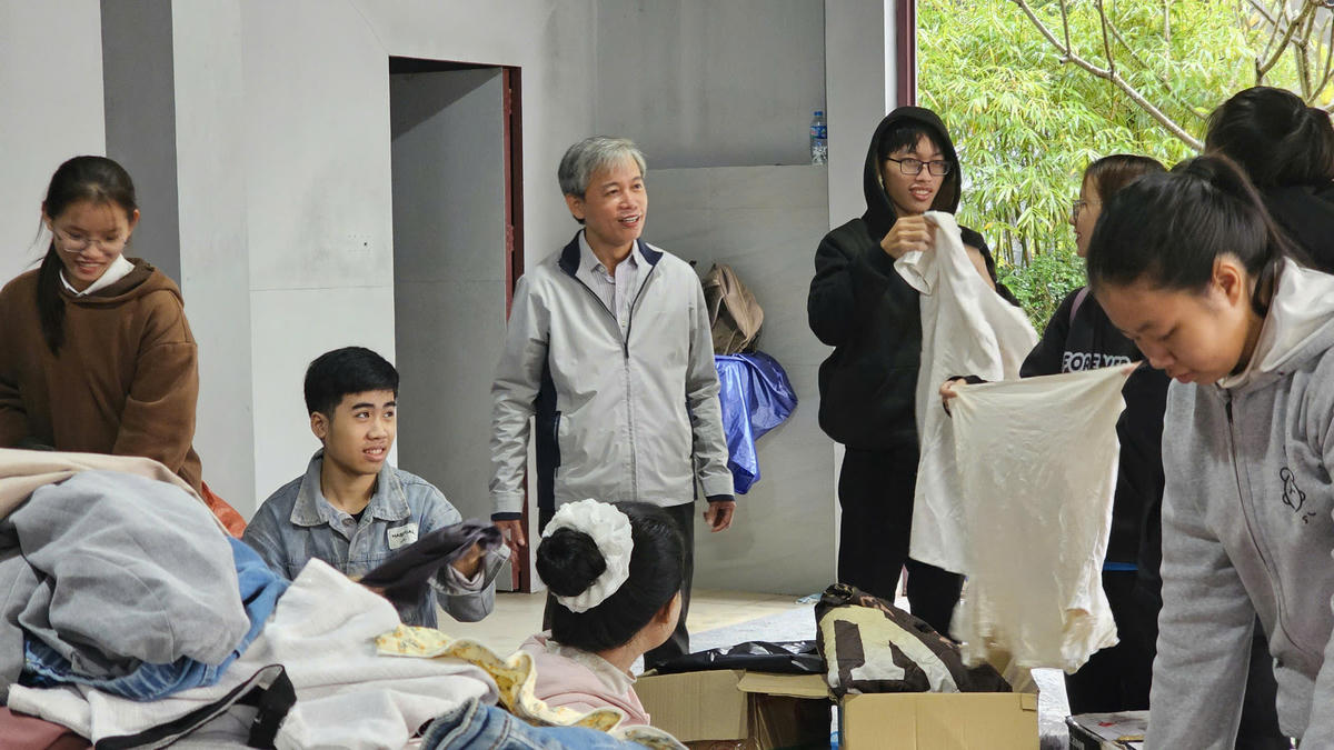 Sinh viên Trường Đại học Sư phạm, Đại học Huế phân loại quần áo gửi vào người dân vùng lũ. Ảnh: H.D.
