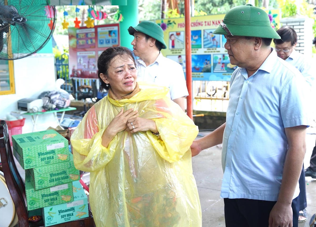 Ông Trần Phong, Chủ tịch UBND tỉnh Khánh Hòa chia sẻ những mất mát cùng với Trường Mầm non Vĩnh Thái, Phường Nam Nha Trang về những thiệt hại cơ sở vật chất của nhà trường. (ảnh Đ.L)