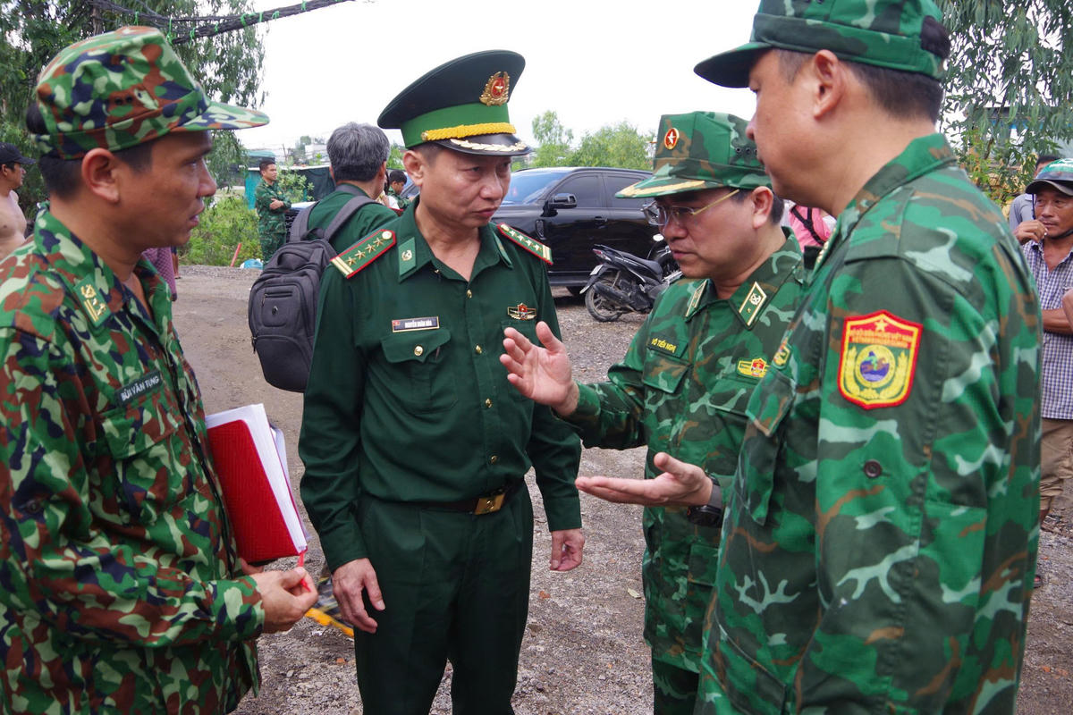 Phó Tư lệnh BĐBP yêu cầu các đơn vị tiếp tục bám sát địa bàn, kịp thời hỗ trợ người dân, bảo đảm không để bà con thiếu đói, thiếu chỗ ở an toàn. Ảnh: Văn Tân.