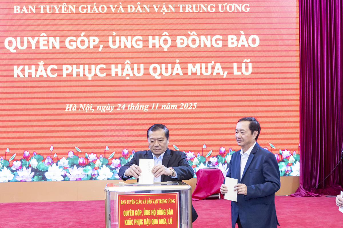 Lãnh đạo Ban&nbsp;Tuyên giáo và Dân vận Trung ương quyên góp, ủng hộ đồng bào khắc phục hậu quả mưa lũ. Ảnh: Quang Vinh.