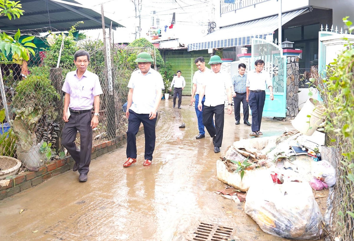 Ông Trần Phong, Chủ tịch UBND tỉnh Khánh Hòa cùng đoàn công tác đến những khu vực bị ngập sâu ở Tổ dân phố Thủy Tú, Phường Nam Nha Trang. (ảnh Đ.L)