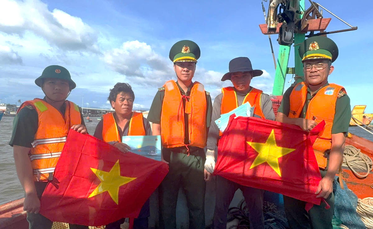 Đồn Biên phòng Bình Châu tổ chức tuyên truyền và tặng cờ Tổ quốc cho chủ phương tiện. Ảnh: Văn Danh.