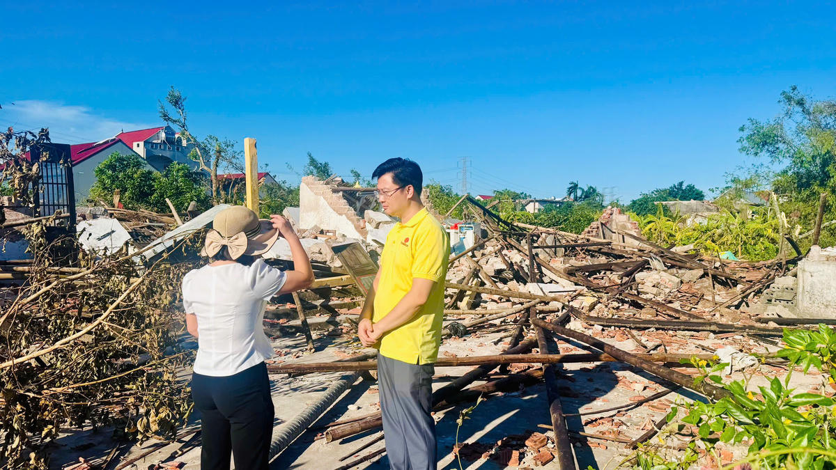 Đại diện Quỹ Thiện Tâm chia sẻ với bà con Ninh Bình sau mất mát, thiệt hại của cơn bão số 10.