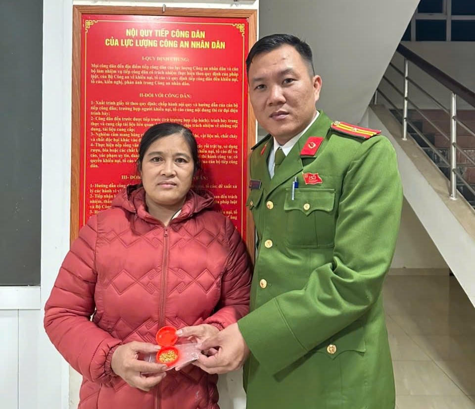 Lực lượng Công an xã Vĩnh Linh trao trả lại tài sản cho chủ nhân. Ảnh: CAVL.