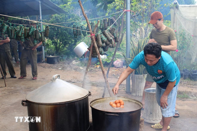 Người dân xã Hàm Tân, tỉnh Lâm Đồng nấu bánh, luộc trứng để gửi cho đồng bào vùng lũ. (Ảnh: Hồng Hiếu/TTXVN)