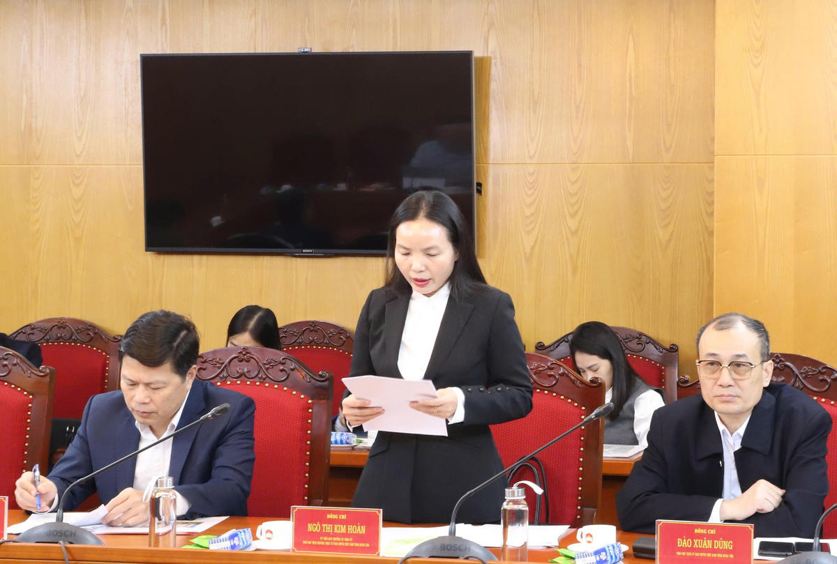 Bà Ngô Thị Kim Hoàn, Phó Chủ tịch Thường trực Ủy ban MTTQ Việt Nam tỉnh Hưng Yên trình bày những nội dung liên quan tới công tác chuẩn bị Đại hội