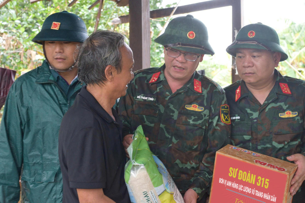 Thượng tá Đỗ Thành Thái, Chính ủy Sư đoàn 315 thăm tặng quà gia đình người già neo đơn. (ảnh Đ.S)