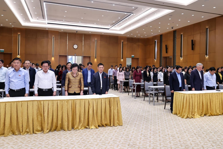 Thủ tướng Phạm Minh Chính cùng các lãnh đạo Chính phủ, Đảng ủy Chính phủ, tập thể lãnh đạo, cán bộ, công chức, viên chức, người lao động Văn phòng Chính phủ dành một phút mặc niệm các nạn nhân bị thiệt mạng trong mưa lũ tại miền Trung - Ảnh: VGP/Nhật Bắc