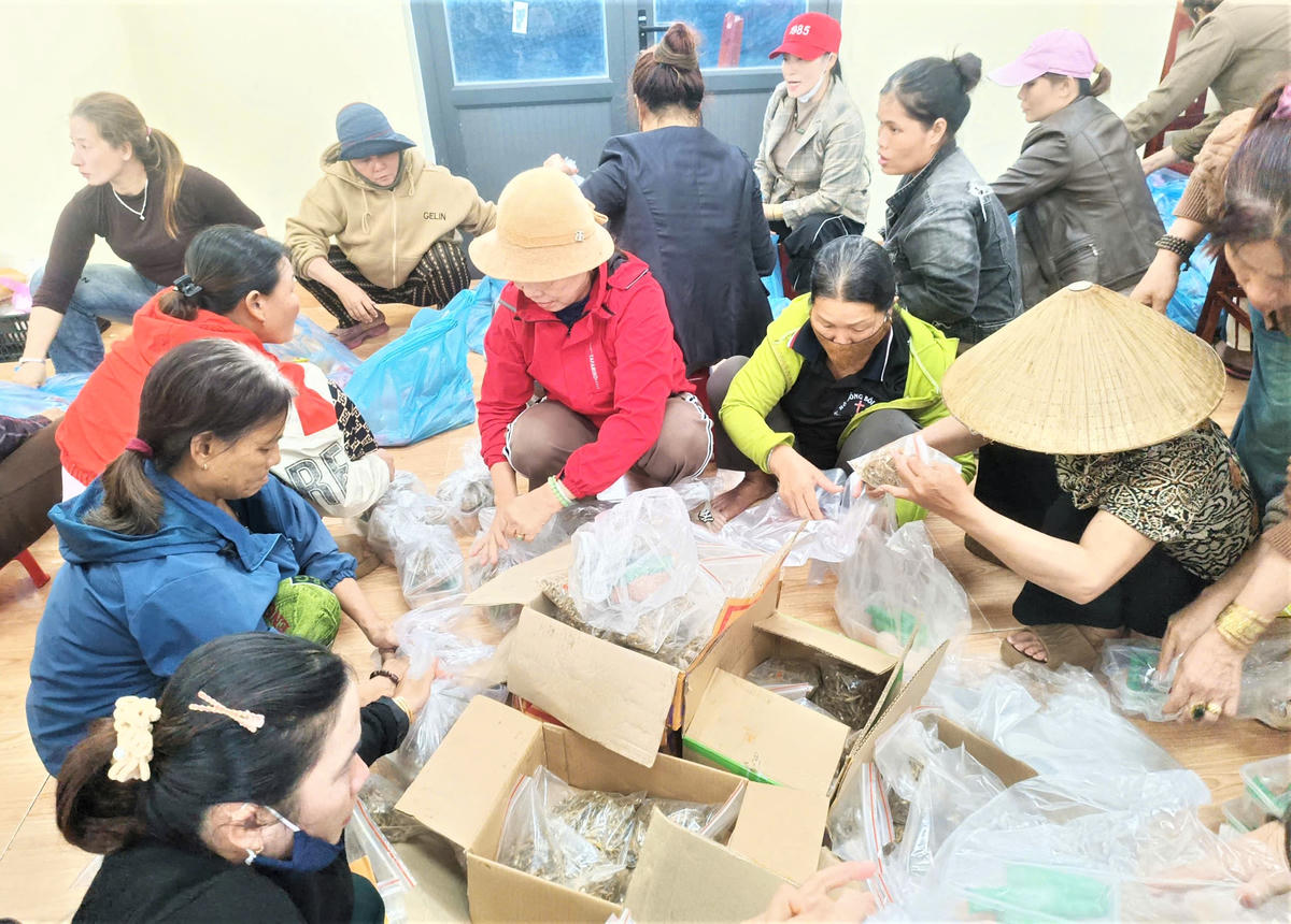 Người dân làng chài thôn Phước Thiện 1 rim cá khô gửi đồng bào vùng lũ lụt. Ảnh: CV.