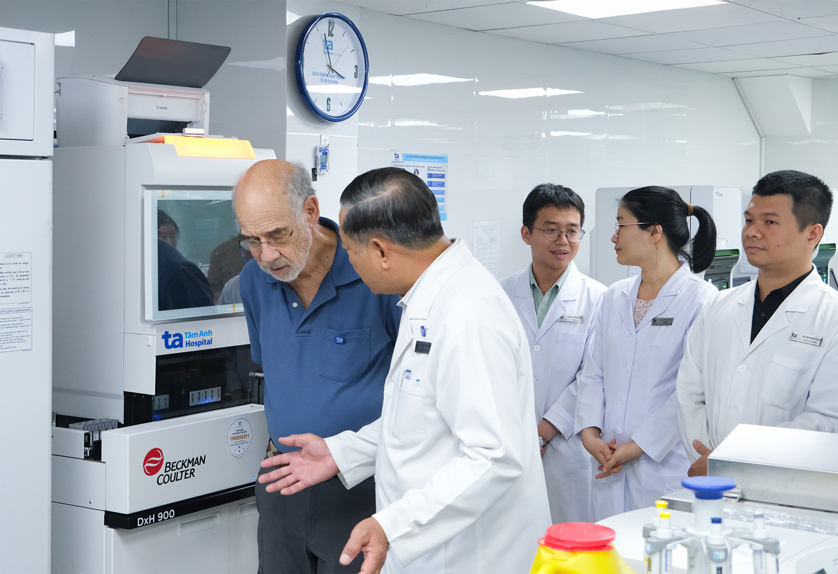 Giáo sư Harry B. Greenberg, “cha đẻ” của vắc xin Rota thế hệ đầu tiên, Cố vấn Viện Nghiên cứu Vi sinh và Chống dịch Stanford (áo xanh) trực tiếp thăm và làm việc tại Trung tâm Xét nghiệm đạt chuẩn ISO 15189:2012 tại BVĐK Tâm Anh TP.HCM từ tháng 12/2023. Ảnh: BVĐK Tâm Anh