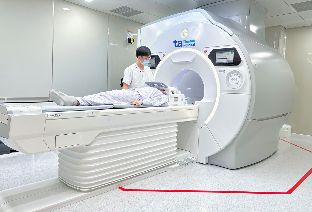 “Siêu máy” chụp MRI 3 Tesla SIGNA™ Hero tích hợp phần mềm chính hãng chuẩn quốc tế với công nghệ AI mới nhất, tốc độ chụp nhanh hơn 3-4 lần, cung cấp hình ảnh chi tiết “siêu rõ nét” về mô gan, đánh giá nhanh chóng và chính xác mức độ viêm gan, gan nhiễm mỡ và xơ gan, u gan hoặc áp xe gan, đặc biệt trong bệnh viêm gan do virus. Ảnh: BVĐK Tâm Anh