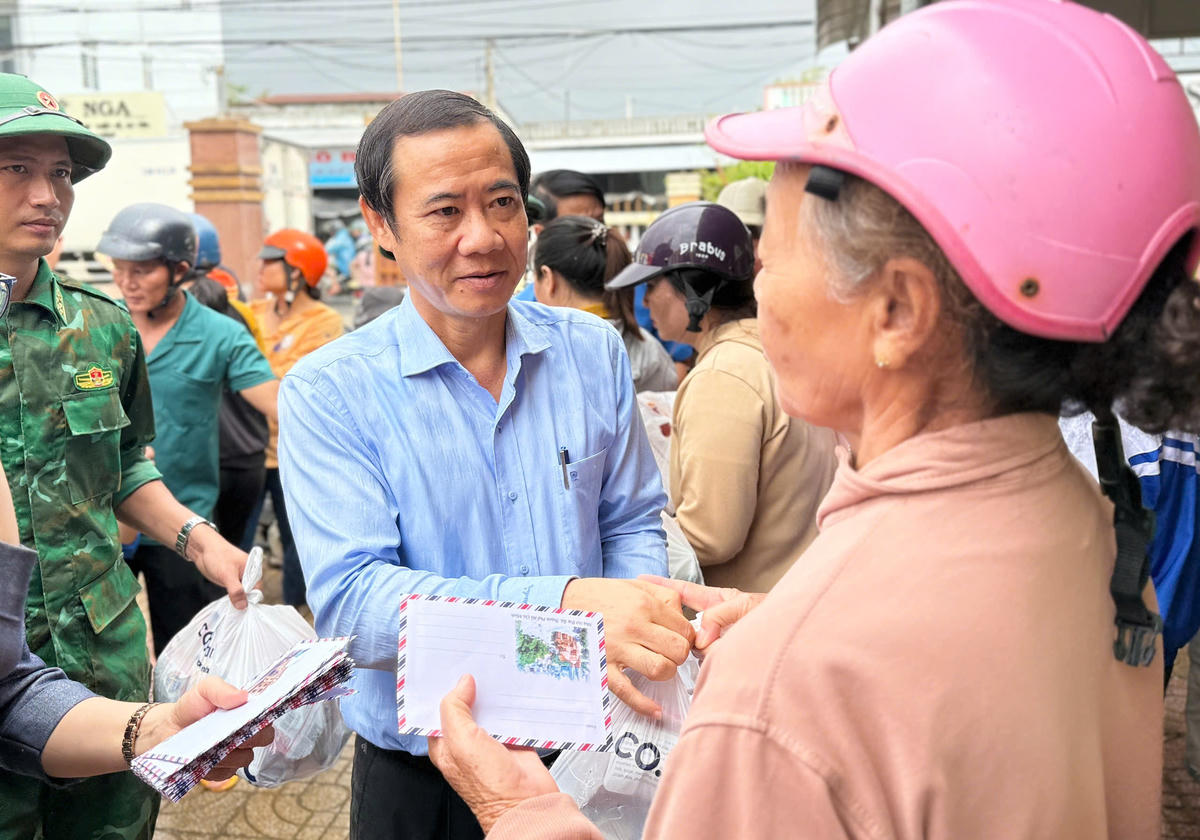 Phó Bí thư Đảng ủy Mặt trận Tổ quốc và các đoàn thể Trung ương Nguyễn Thái Học động viên người dân vùng lũ. Ảnh: TQ.