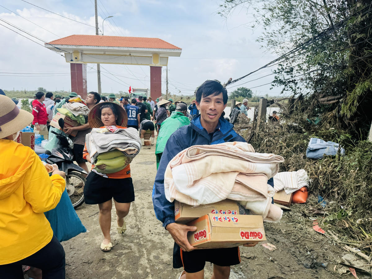 Niềm vui của bà con thôn Phước Giang khi được nhận quà. Ảnh: Thanh Nga.
