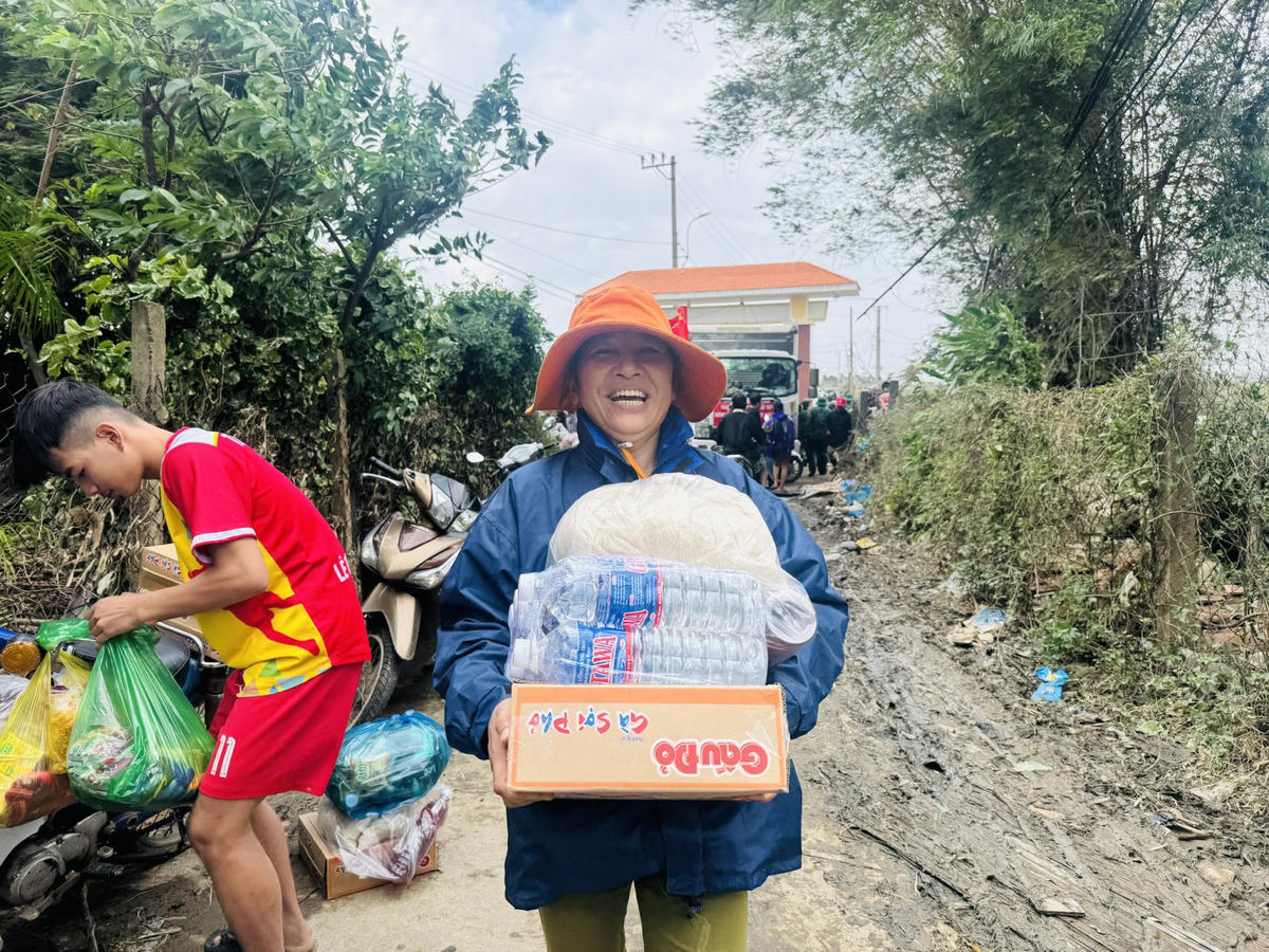 Tấm lòng ấm áp của Báo Đại đoàn kết và Bộ đội Biên phòng đối với bà con vùng lũ