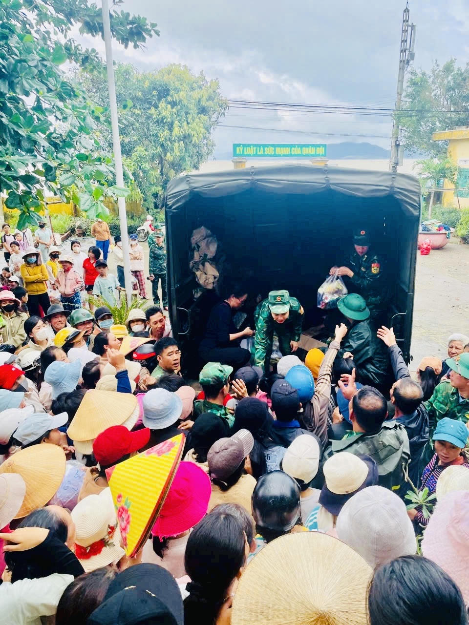 150 tấn hàng trong 3 ngày – đó không chỉ là con số, mà là minh chứng cho sức mạnh đoàn kết, cho nghĩa đồng bào “lá lành đùm lá rách”. Ảnh: Thanh Nga.