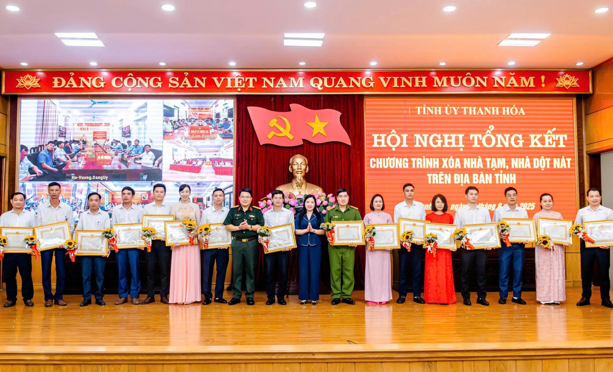 Bà Phạm Thị Thanh Thủy - Chủ tịch Ủy ban MTTQ Việt Nam tỉnh Thanh Hóa nhiệm kỳ 2020-2024 trao Bằng khen cho các tập thể, cá nhân có thành tích xuất sắc trong chương trình xóa nhà tạm trên địa bàn tỉnh. Ảnh: N.C 