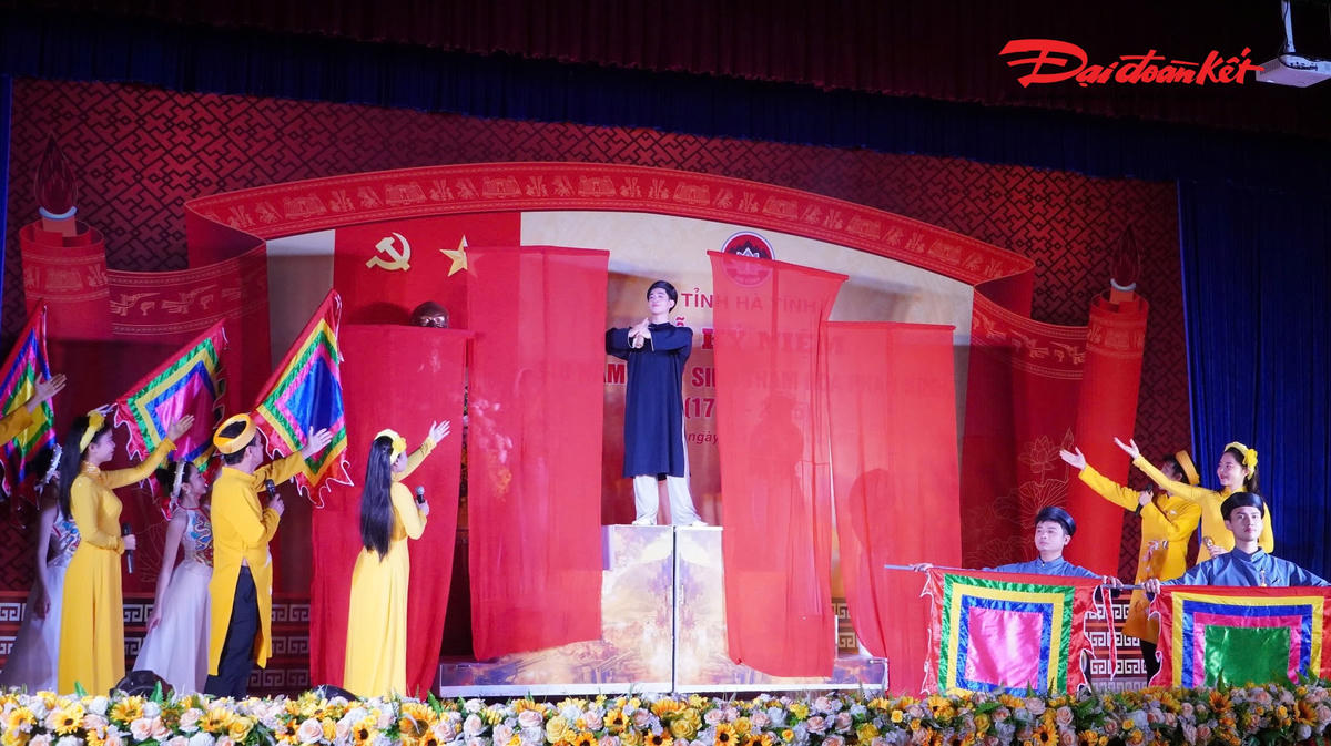 Chương trình nghệ thuật&nbsp;“Kỷ niệm 310 năm Ngày sinh Thám hoa Phan Kính”. Ảnh: HN.