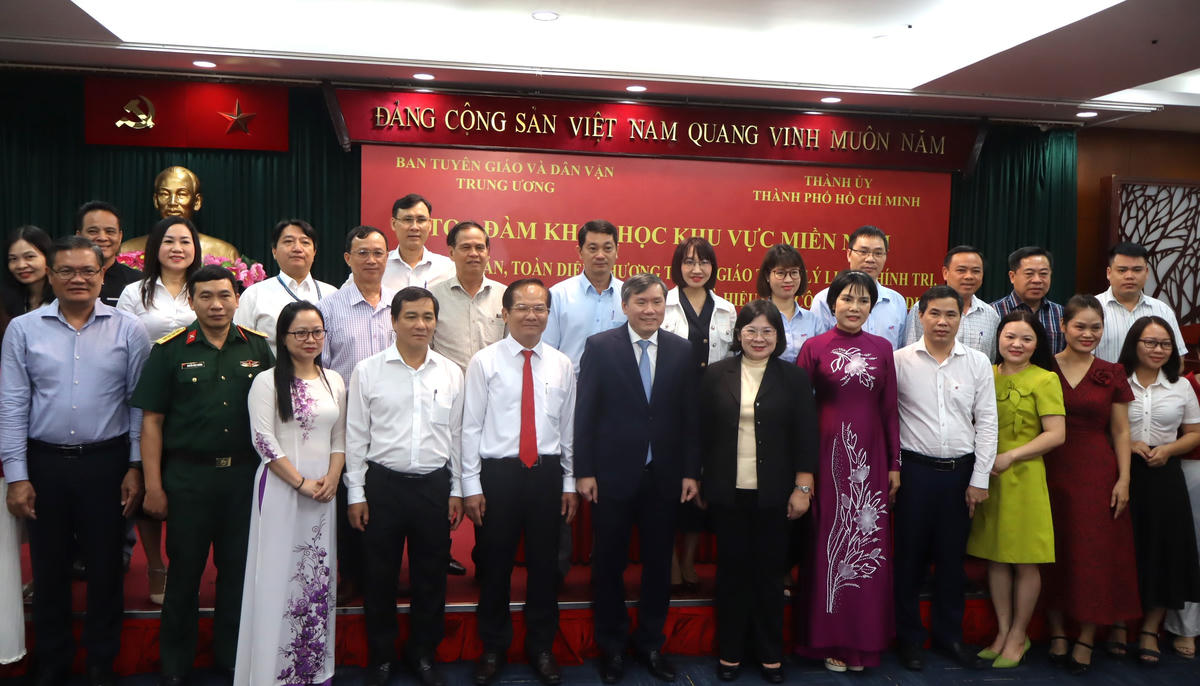 Đại biểu dự toạ đàm khoa học chụp ảnh lưu niệm. Ảnh: Hồng Phúc.