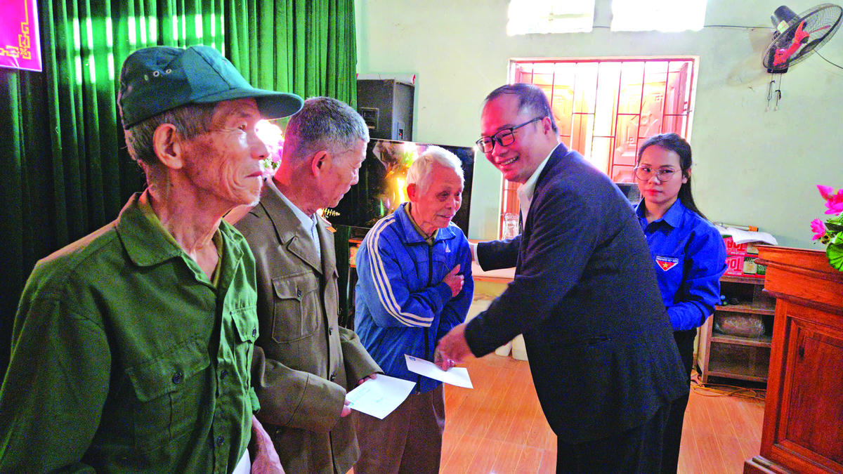 Phó Tổng Biên tập Nguyễn Đăng Khang trao quà cho gia đình khó khăn.