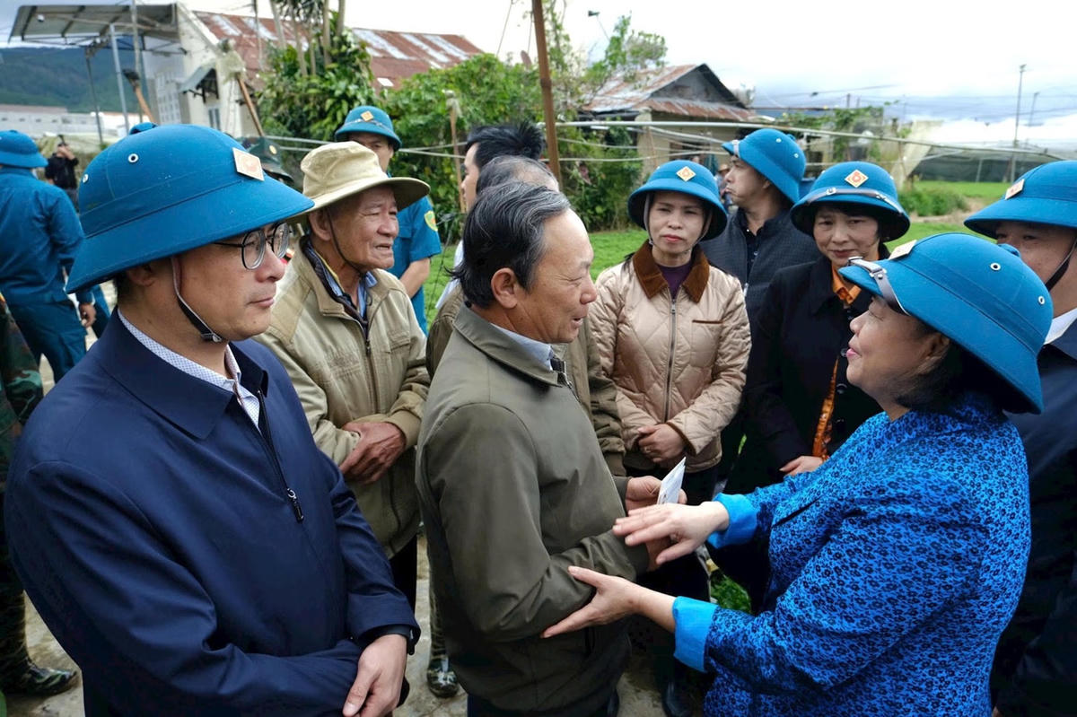 Kịp thời sẻ chia khó khăn cùng bà con vùng lũ Kịp thời sẻ chia khó khăn cùng bà con vùng lũ