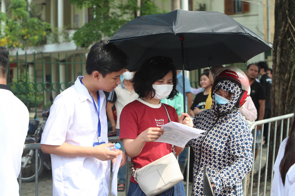 Học sinh và phụ huynh Hà Nội tại kỳ thi vào lớp 10 THPT công lập năm học 2025-2026. Ảnh: Lê Khánh