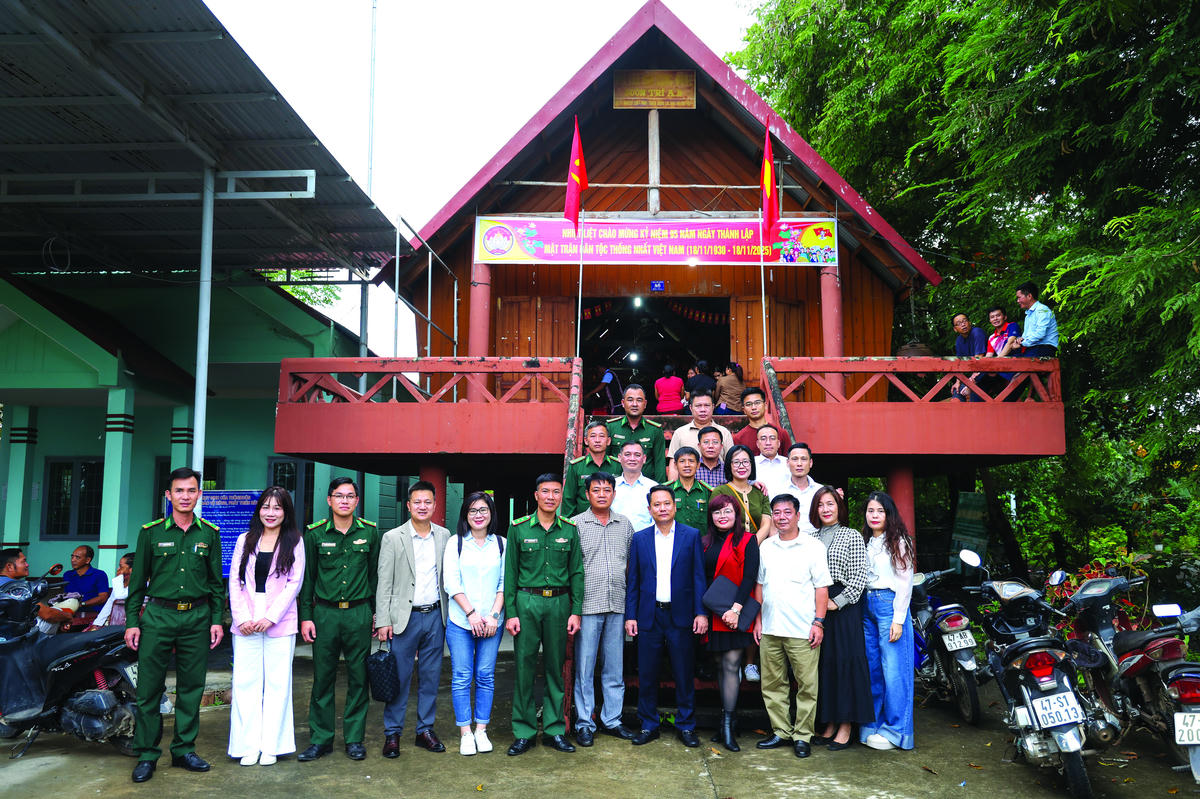 Đoàn công tác Báo Đại đoàn kết và Bộ đội Biên phòng Đắk Lắk chụp ảnh lưu niệm tại ngày hội.