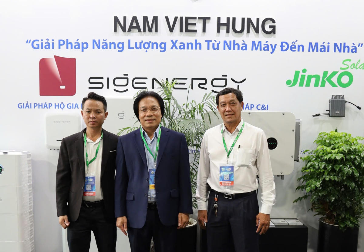 Ông Nguyễn Xuân Quy - Phó Chủ tịch Hiệp Hội Năng lượng sạch Việt Nam kiêm trưởng Văn phòng đại diện Hiệp hội tại TP Hồ Chí Minh tham quan gian hàng của doanh nghiệp. Ảnh; P.Q