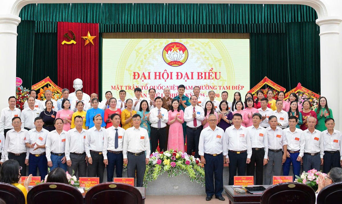 Phó Bí thư Tỉnh ủy, Chủ tịch Ủy ban MTTQ Việt Nam tỉnh Ninh Bình Mai Văn Tuất dự và chỉ đạo tại Đại hội MTTQ Việt Nam phường Tam Điệp. Ảnh: Đình Minh