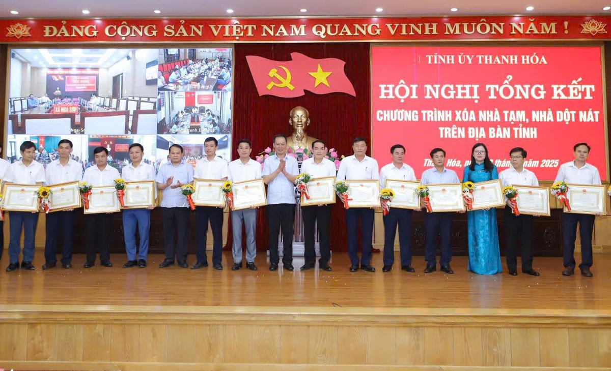 Ông Trịnh Tuấn Sinh - Phó Bí thư Tỉnh uỷ, Chủ tịch Ủy ban MTTQ Việt Nam tỉnh Thanh Hóa trao Bằng khen cho các tập thể, cá nhân có thành tích xuất sắc trong chương trình xóa nhà tạm trên địa bàn tỉnh. Ảnh: N.C