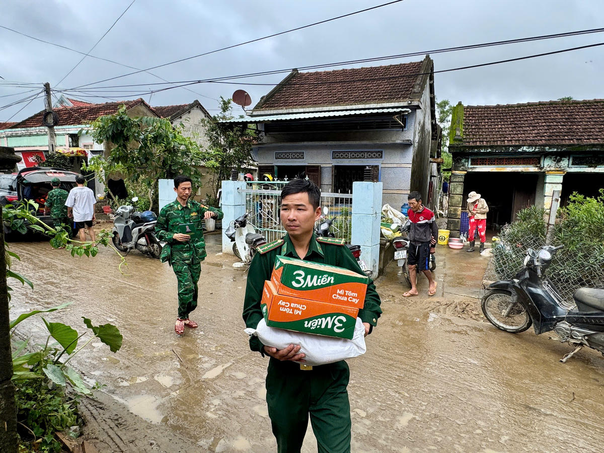 Bộ đội Biên phòng Đắk Lắk chạy đua cứu dân vùng lũ

