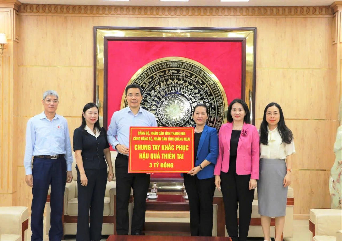 Ông Nguyễn Hồng Phong - Phó Bí thư Thường trực Tỉnh ủy cùng lãnh đạo Ủy ban MTTQ Việt Nam tỉnh Thanh Hóa tiếp nhận ủng hộ đồng bào vùng lũ lụt năm 2025. Ảnh: N.C