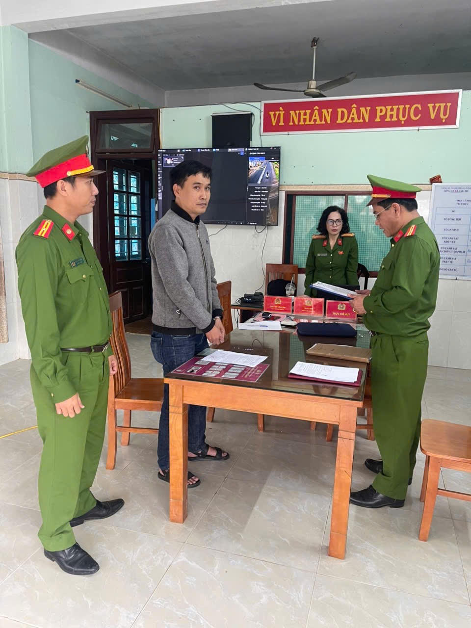  Công an đọc lệnh khởi tố đối tượng Phan Tấn Trỉ. Ảnh: Phước Thành