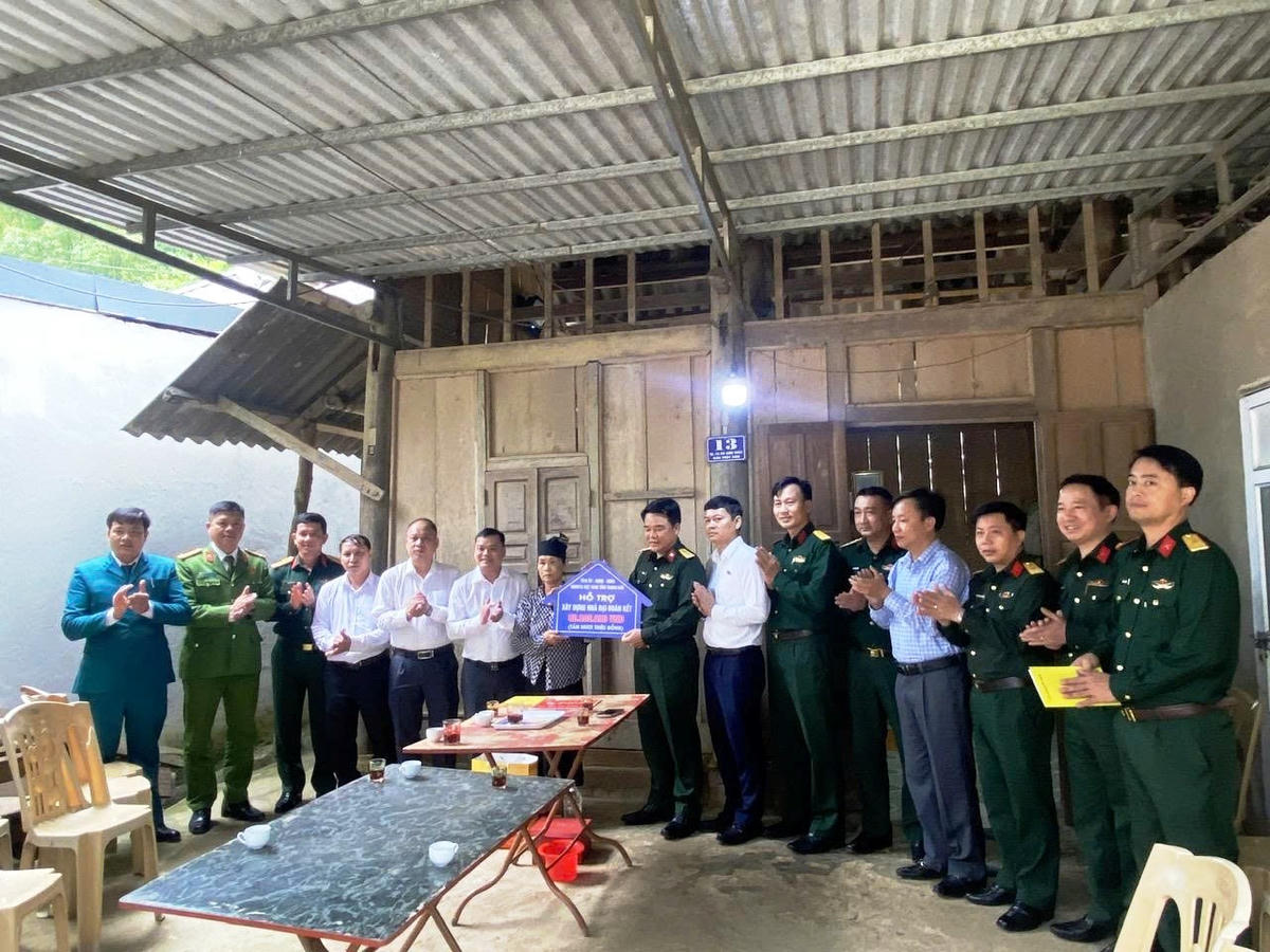 Ủy ban MTTQ Việt Nam tỉnh Thanh Hóa cùng các lực lượng Bộ đội Biên phòng, Công an trao kinh phí hỗ trợ làm nhà cho hộ nghèo. Ảnh: N.C
