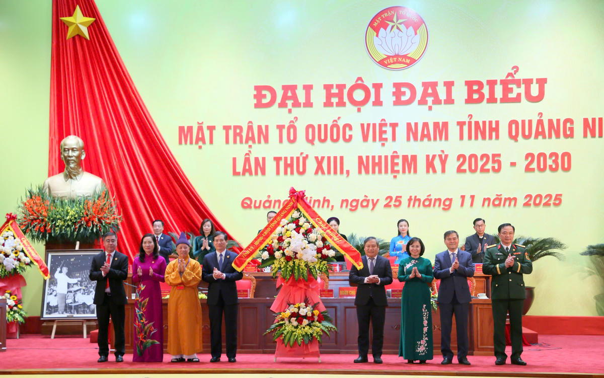 Thường trực Tỉnh ủy Quảng Ninh tặng&nbsp;hoa chúc mừng Đại hội đại biểu MTTQ Việt Nam tỉnh Quảng Ninh lần thứ XIII, nhiệm kỳ 2025-2030. Ảnh: Ngọc Anh.