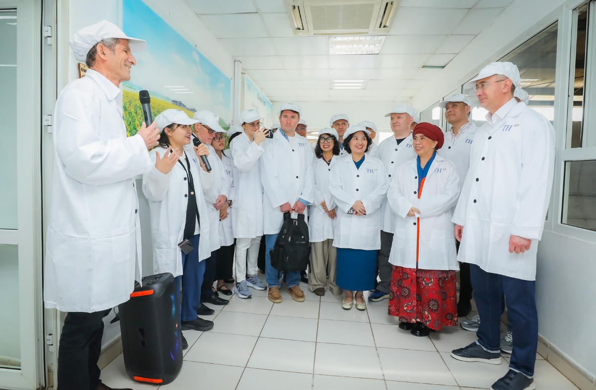 Đoàn nghe giới thiệu các điểm đặc biệt trong quy trình quản lý đàn và quy trình vắt sữa kín của TH true MILK