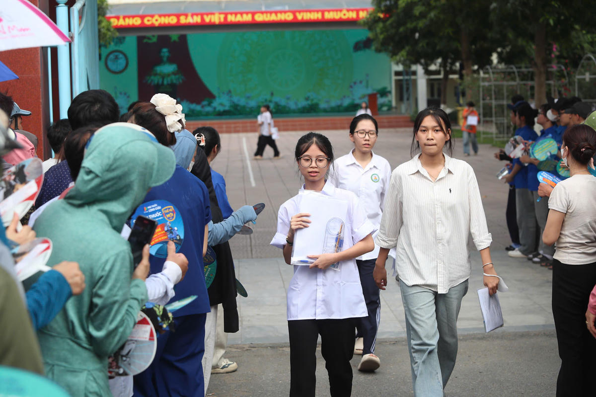 Học sinh Hà Nội sau khi hoàn thành kỳ thi thi vào lớp 10 năm học 2025-2026. Ảnh: Lê Khánh