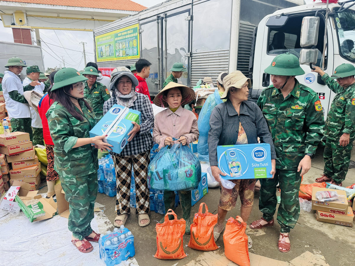 Đại tá Đỗ Quang Thấm, Chính uỷ Bộ đội Biên phòng tỉnh Đắk Lắk cùng phóng viên Báo Đại đoàn kết trao quà cho bà con thôn Phước Giang. Ảnh: BP.