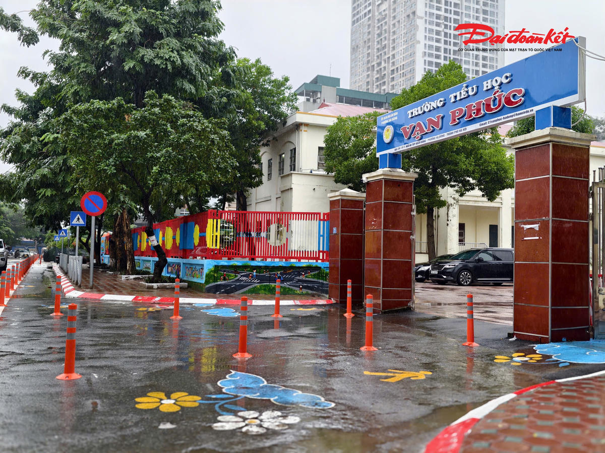 Cổng trường Tiểu học Vạn Phúc (phường Hà Đông, Hà Nội).