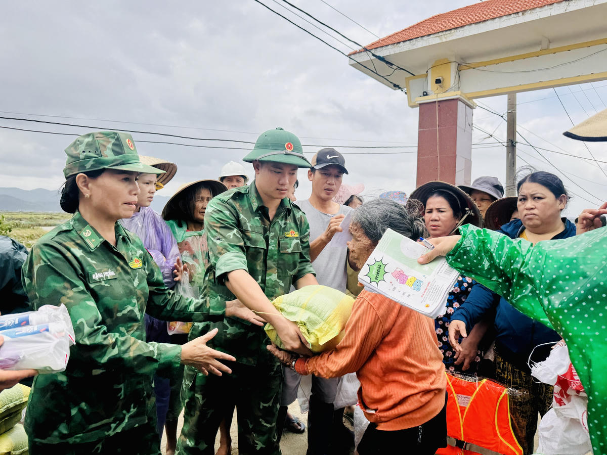 Bộ đội Biên phòng Đắk Lắk tặng quà cho bà con thôn Phước Giang. Ảnh: Thanh Nga.