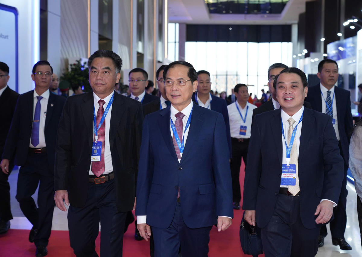 Phó Thủ tướng Bùi Thanh Sơn tham dự Talkshow "Thế hệ thông minh đương thời" - Intelligent Generation NOW”. Ảnh: T.N