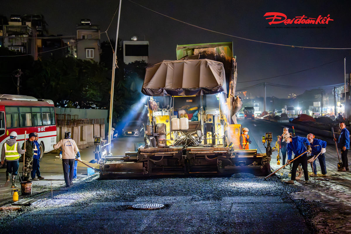 Chia sẻ với PV, ông Trần Đình Học, Giám đốc nhà thầu gói thầu số 1 (Dự án đường Vành đai 2,5 đoạn Đầm Hồng - Quốc lộ 1A) cho biết, để tiến hành thảm nhựa, đơn vị thi công huy động gần 40 cán bộ, kỹ sư, công nhân cùng nhiều thiết bị, máy móc.&nbsp;