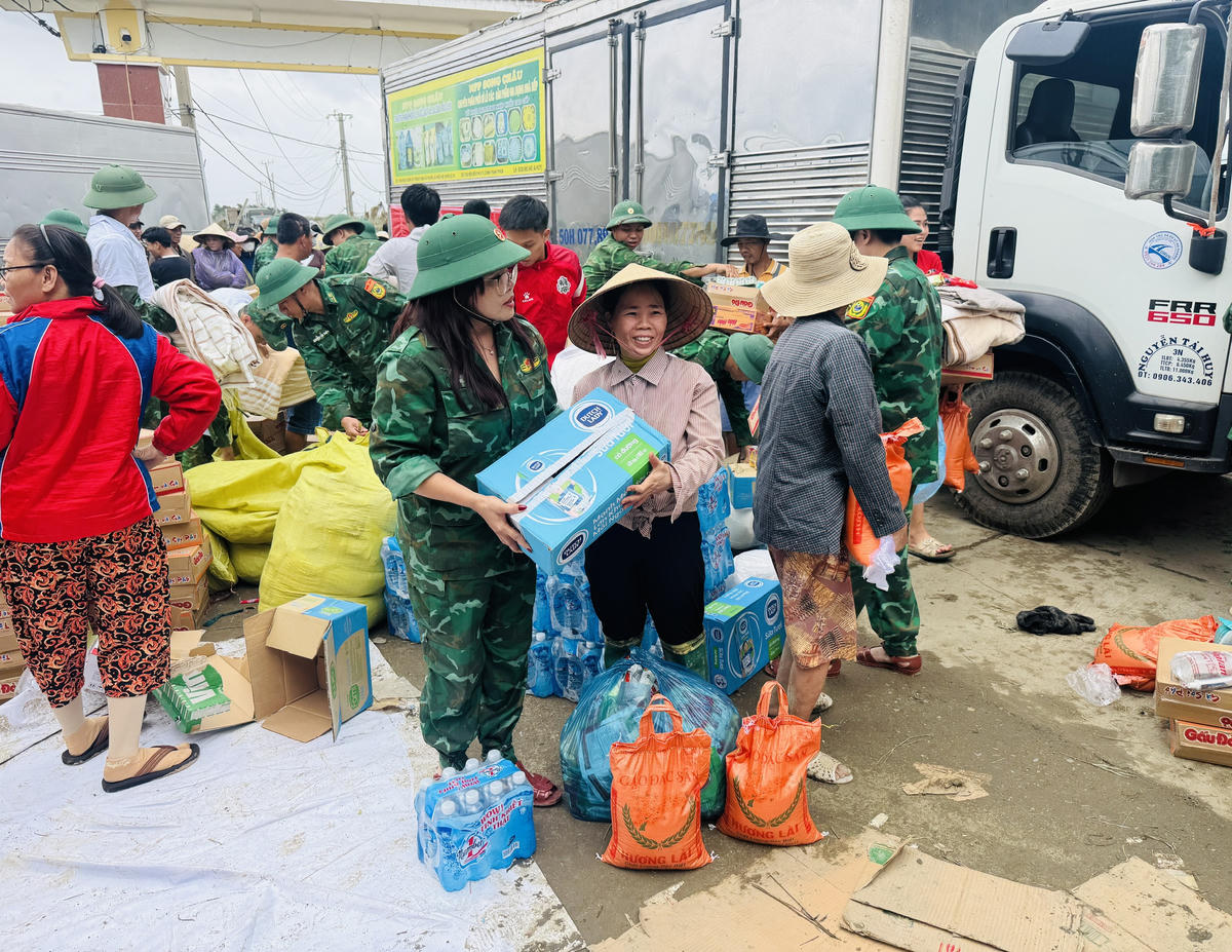 Tấm lòng ấm áp của Báo Đại đoàn kết và Bộ đội Biên phòng đối với bà con vùng lũ