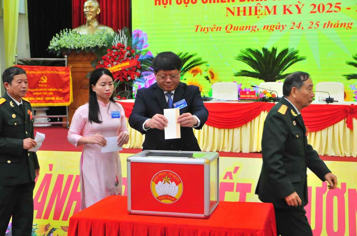 Đại biểu dự Đại hội tham gia ủng hộ đồng bào miền Trung và đồng bào Tây Nguyên bị ảnh hưởng bởi bão lũ. Ảnh: Xuân Trường.