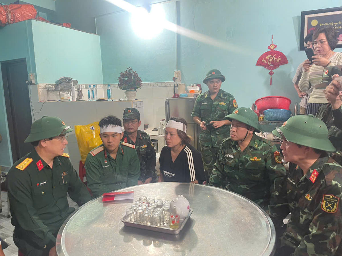 Đảng ủy Bộ Tư Lệnh Quân khu 5 và lãnh đạo Ban Chỉ huy Bộ đội Biên phòng tỉnh Đắk Lắk thăm gia đình có hai cháu bé bị đất đá vùi lấp. Ảnh: BP.